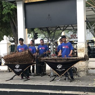 Musiker mit einer mitreißenden modernen Interpretation der traditionellen Gamelanmusik
