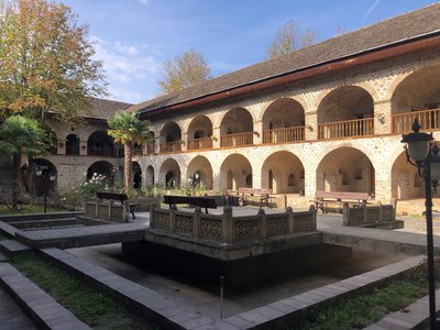 Sheki Aserbaidschan - die Karawanserei kann immer noch als einfache Unterkunft gebucht werden