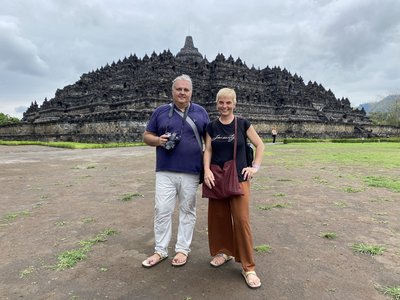 vor dem Borobudur auf Java