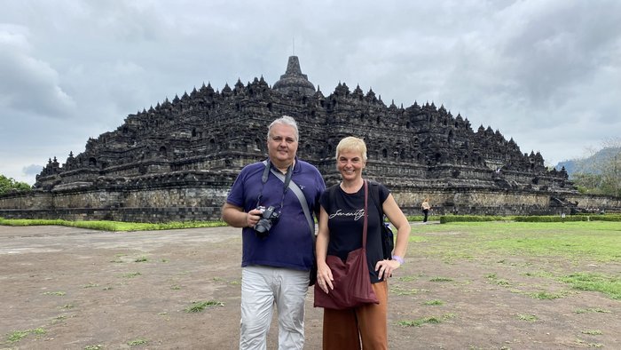 vor dem Borobudur auf Java