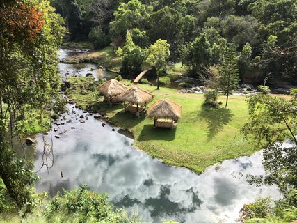 Landschaft am Wasserfall Bolavenplateau Südlaos