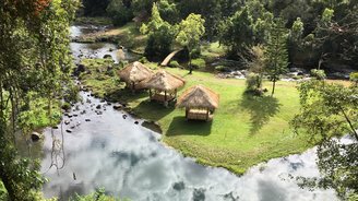 Landschaft am Wasserfall Bolavenplateau Südlaos