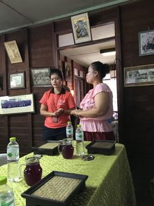 Frau Tan erklärt die Zubereitung traditioneller Vorspeisen Frau Tan erklärt die Zubereitung traditioneller Vorspeisen