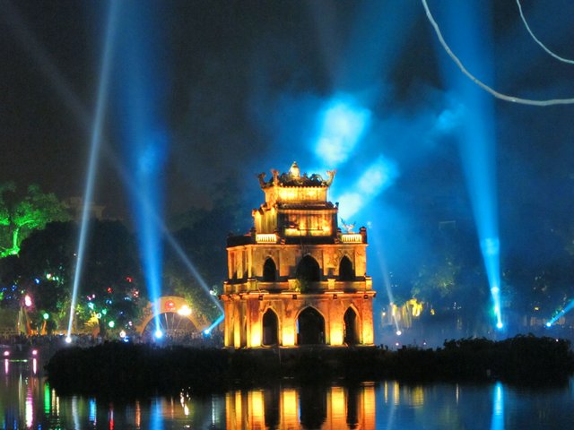 Turtle Tower im Hoan Kiem See Vietnamreise Hanoi Indochina