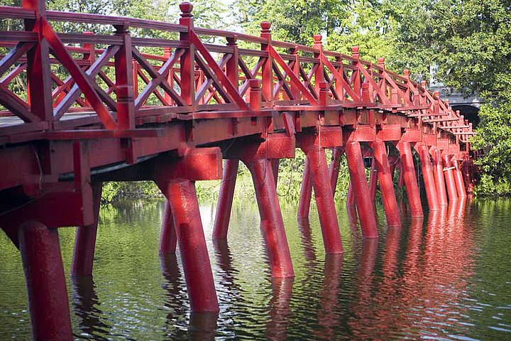 beliebtes Fotomotiv ist die rote Huc Bruecke in Hanoi über den Hoan Kiem See