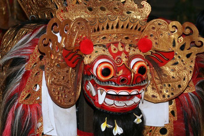 traditionelle Maske für den Barongtanz auf Bali. Ein Besuch der Tanzveranstaltung sollte bei einer Indonesien-Gruppenreise eingeplant sein.