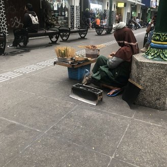 Alle paar Meter wird auf winzigen Feuerstellen am Gehweg gegrillt. Die duftenden Fleischspieße gehen weg wie die warmen Semmeln!