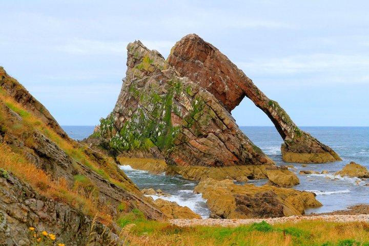 Felsformation Bow Fiddle Rock bei Portknockie Portknockie hier steht die außergewöhnliche Felsformation Bow Fiddle Rock im Meer