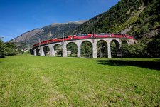 Bernina Express auf dem Kreisviadukt Bernina Express auf dem Kreisviadukt