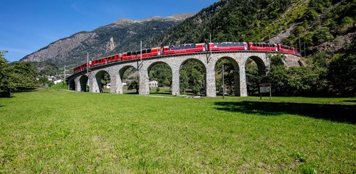 Bernina Express auf dem Kreisviadukt