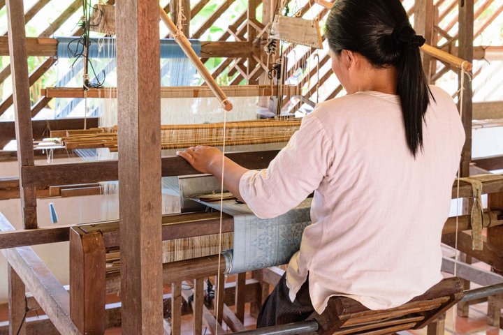 traditionelle Herstellung und Verarbeitung der Seide auf Handwebstühlen