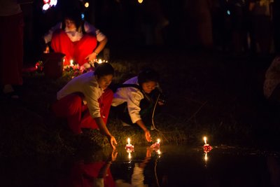 Krathong schwimmen im Fluss beim Lichterfest in Chiang Mai