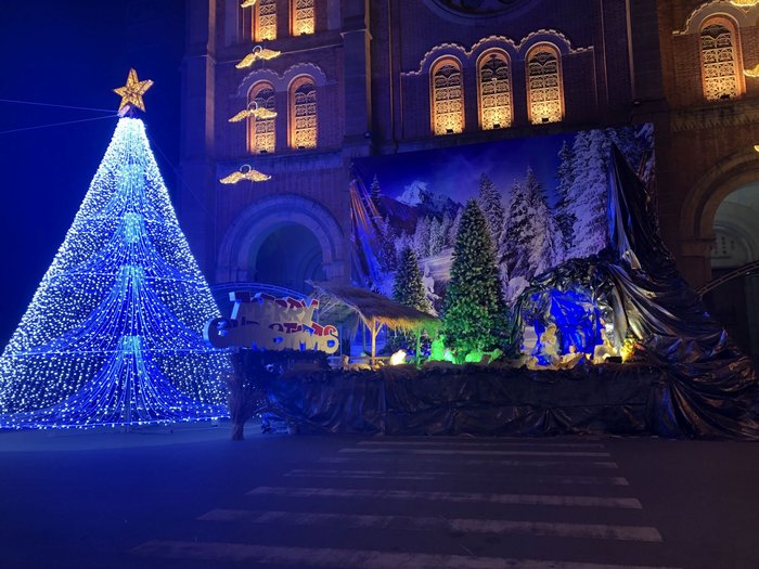 Weihnachtskrippe vor Notre Dame in Ho Chi Minh City