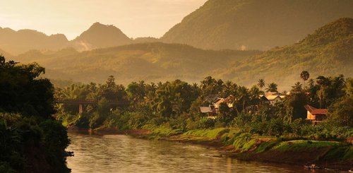 Luang Prabang Stopover: die gesamte Stadt ist UNESCO Welterbe und die Lage am Zusammenfluss von Nam Khan und Mekong einzigartig schön