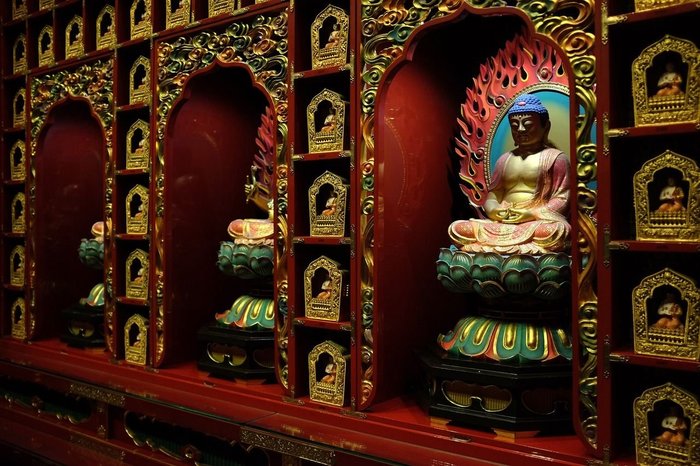 die einhundert Buddhas im Zahntempel in Kandy Sri Lanka