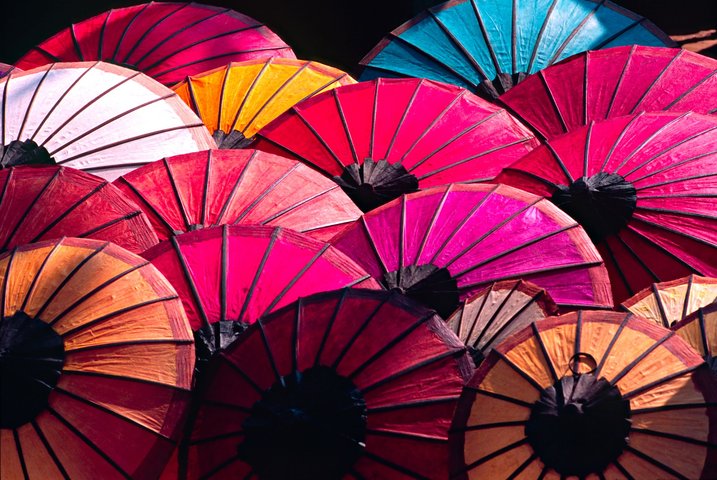 Schirme am Markt von Luang Prabang bunte Schirme am Markt von Luang Prabang Laos