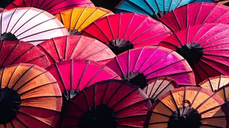 bunte Schirme am Markt von Luang Prabang Laos