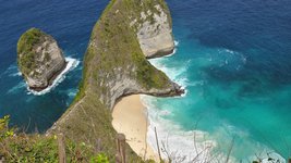 Nusa Penida Kelingking Beach - beliebter Panoramaaussichtspunkt für tolle Photos
