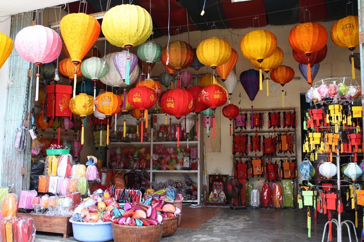 Seidenlaternen typisch für die Geschäfte in der Altstadt von Hoian