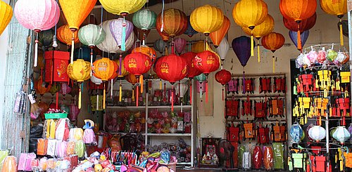 Seidenlaternen typisch für die Geschäfte in der Altstadt von Hoian