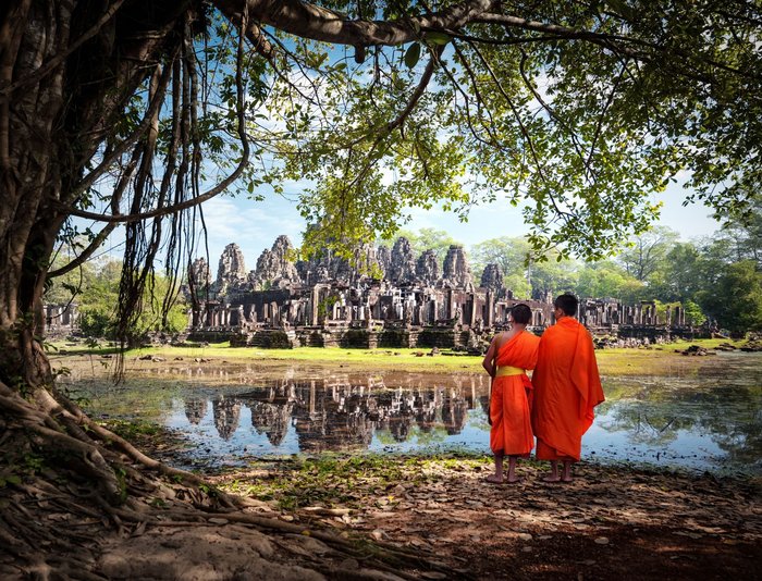 Moenche vor den Tempeln in Angkor Kambodscha Indochina