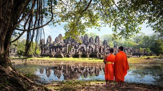 Moenche vor den Tempeln in Angkor Kambodscha Indochina