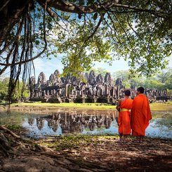 Moenche vor den Tempeln in Angkor Kambodscha Indochina