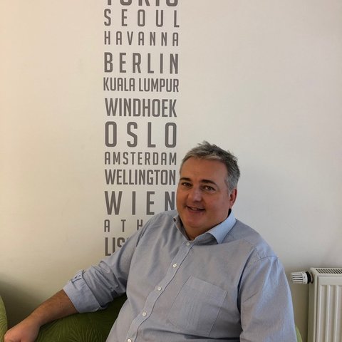 Robert Reischl im Reisebüro Mit seinem Reisebüro Zugvogeltouristik in Wien ermöglicht Robert Reischl einmalige und individuelle Urlaube in Kambodscha und Reisen in ganz Südostasien