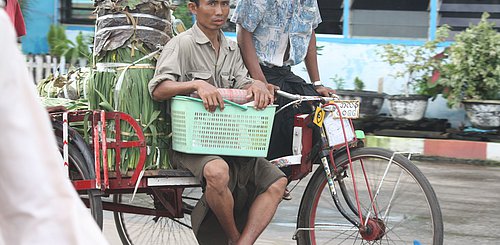 Händler auf Trishaw beim Ausliefern der Ware in Yangon Myanmar