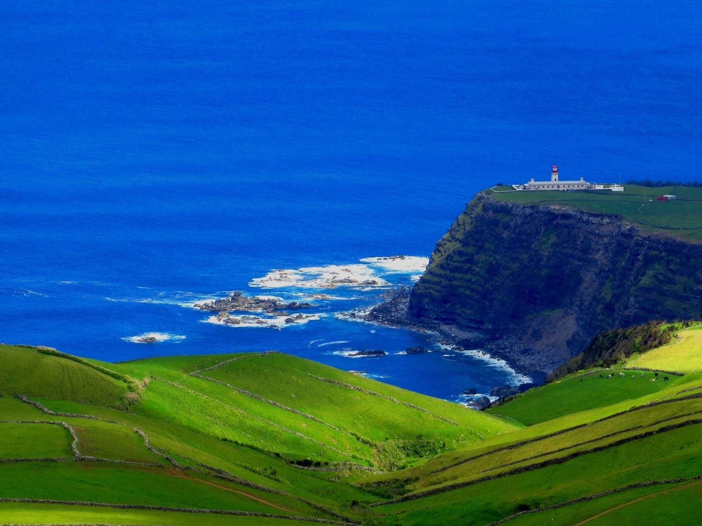 tiefblaues Meer vor den Azoren