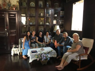 Reisegruppe im Chantanaphap House mit Auntie Daeng Reisegruppe im Chantanaphap House mit Auntie Daeng
