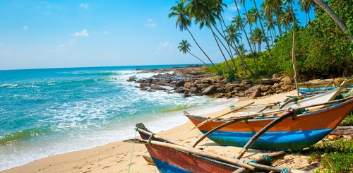 Strand mit Fischerbooten auf Sri Lanka