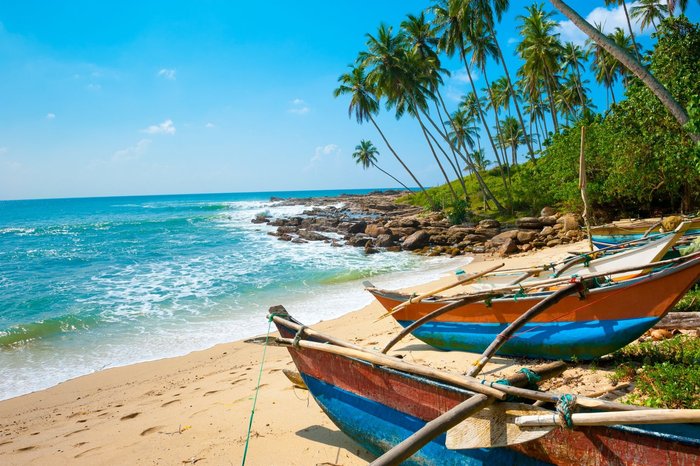 Strand mit Fischerbooten auf Sri Lanka