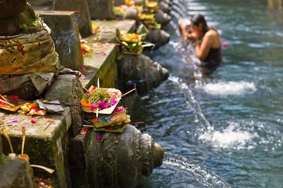 besonders heilige Orte sollen auf Bali respektiert werden - die Tourismusabgabe bei Einreise auf Bali dient dazu