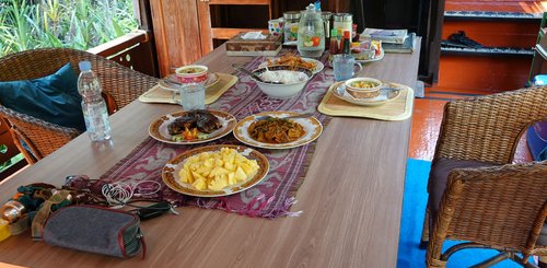 Mittagessen (für 2 Personen!) mit Gemüsesuppe, köstlichem Fisch, gebackenen Garnelen, gebratenem Tofu mit Gemüse, Reis und frischem Obst - reichlich!