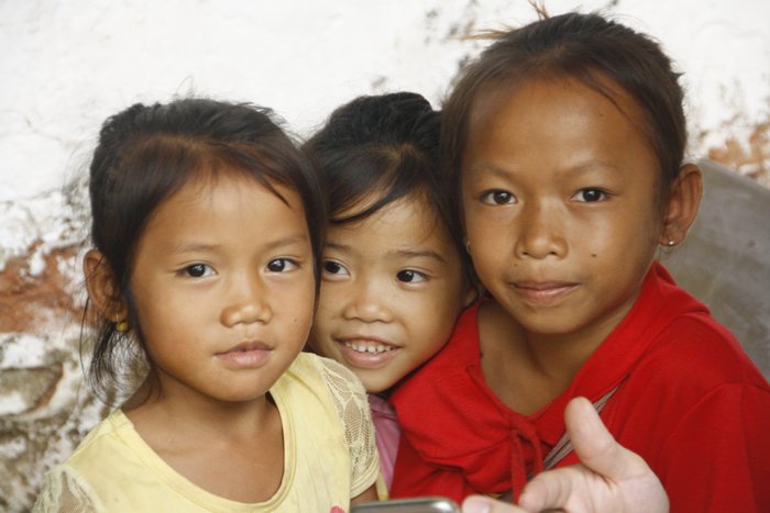 Kinder in Laos. Bei Laos-Individualreisen begegnen Sie den Menschen im Land persönlich.