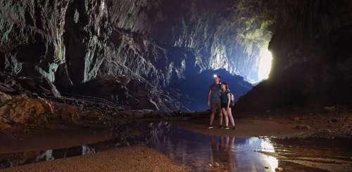Mulu Höhlen - auch die Deer Cave mit dem weltgrößten Höhleneingang gehört zum UNESCO Welterbe